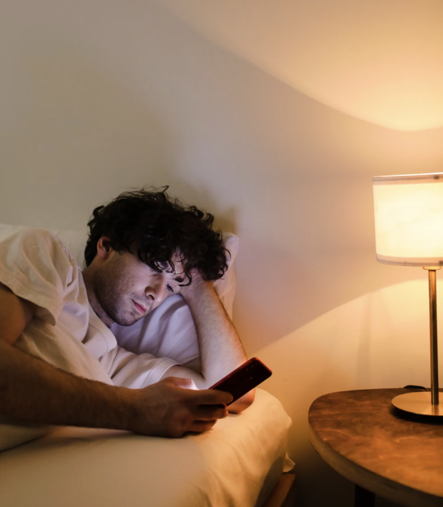 Gece okuma alışkanlığı: Telefon, tablet ve e-kitap okuyucu arasında hangisi daha iyi?